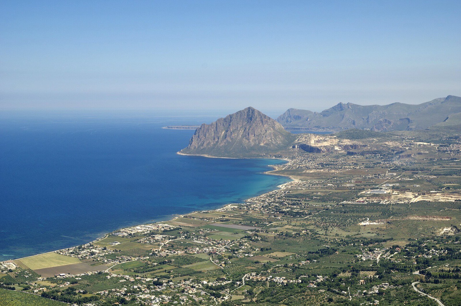 Il promontorio di Monte Cofano visto dall’alto, sulla costa trapanese