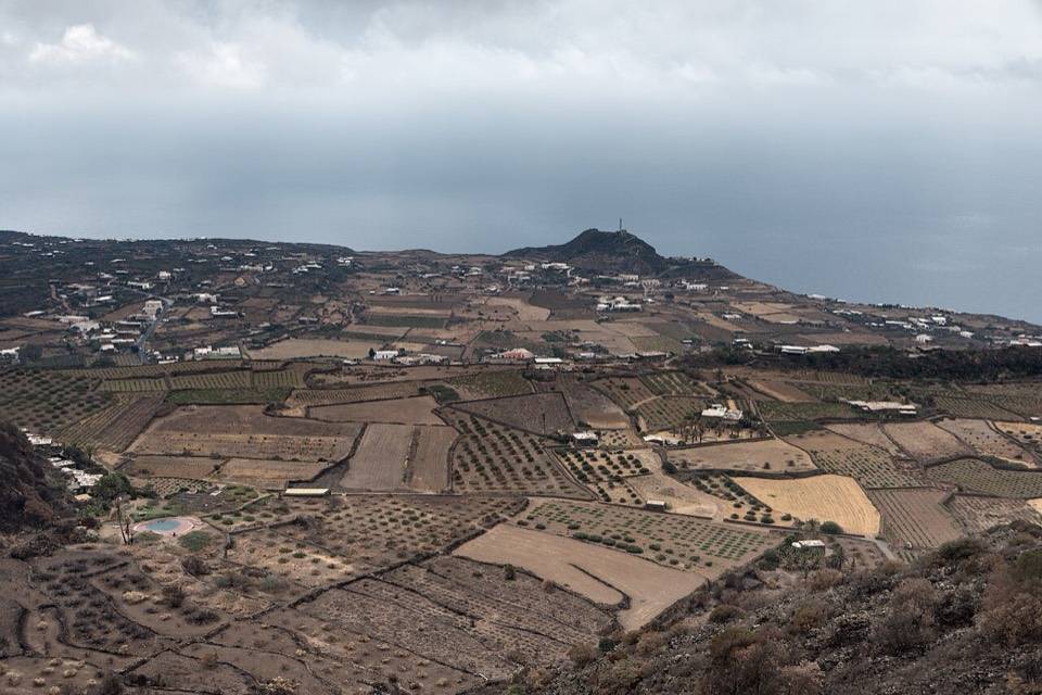 La vista dal percorso sui campi terrazzati di Pantelleria fino al mare