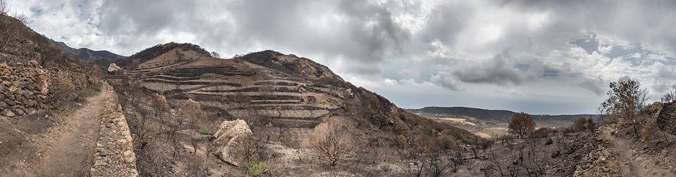 Il sentiero e i terrazzamenti sotto il cielo coperto, a Pantelleria