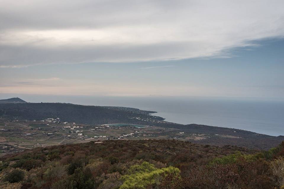 La costa di Pantelleria vista dall'alto fra la macchia, con la piana e il mare