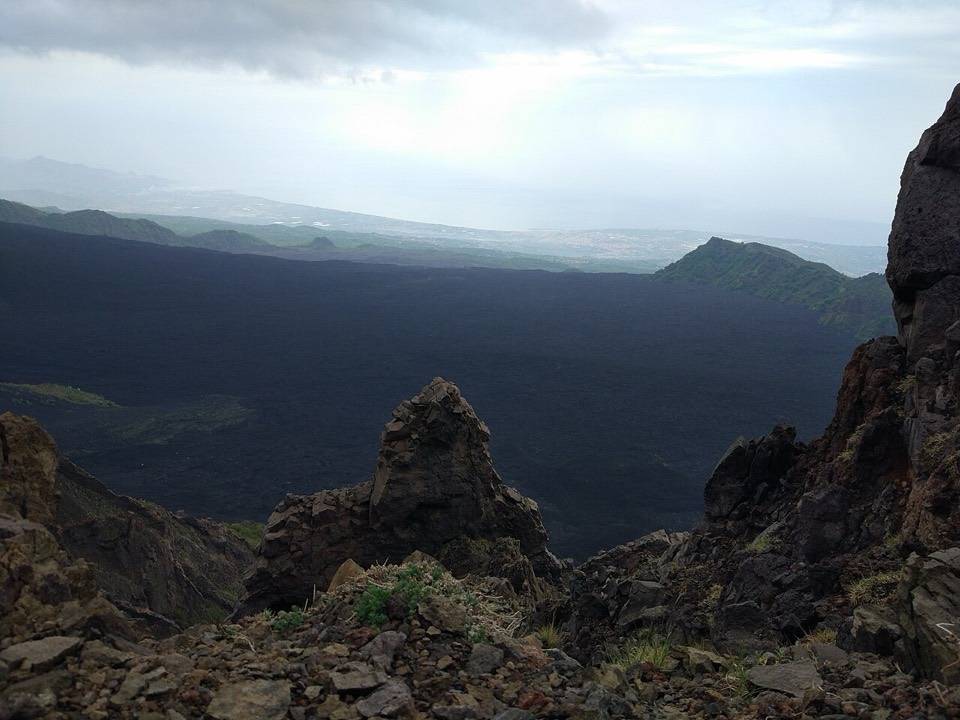 La Valle del Bove con le colate scure vista fra guglie di lava
