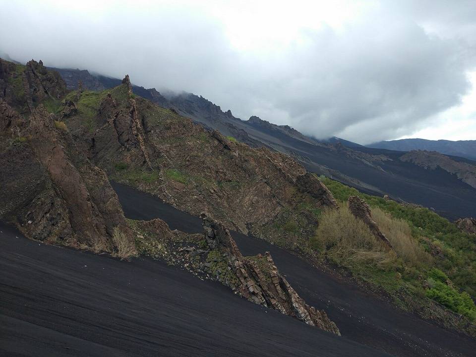Dicchi di roccia lavica sul versante della Valle del Bove