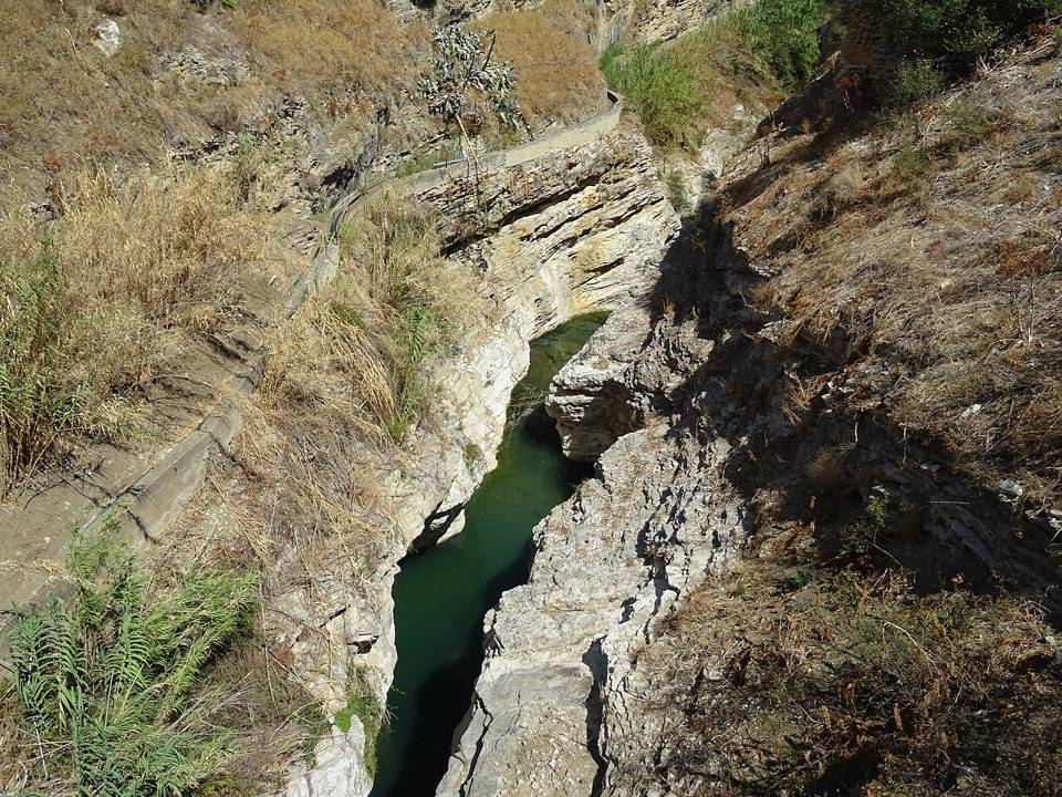 La gola scavata dal fiume Caldo vicino alle terme segestane
