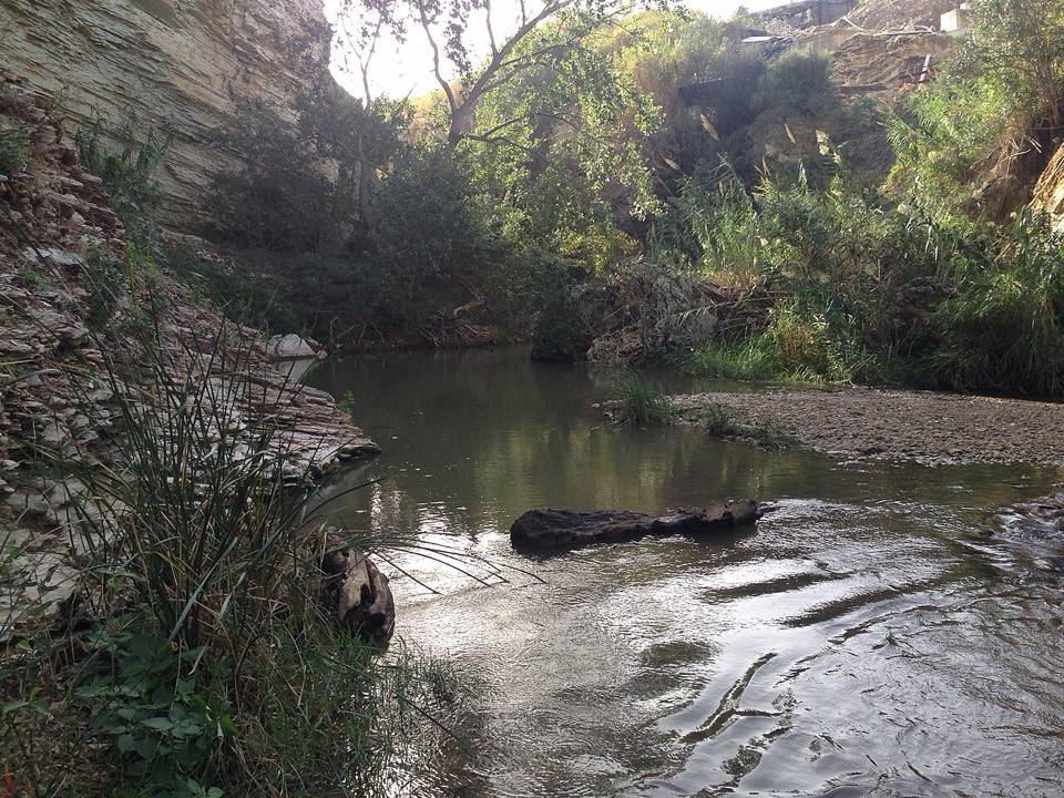 Il fiume Caldo fra le pareti di roccia, presso le pozze libere delle terme segestane