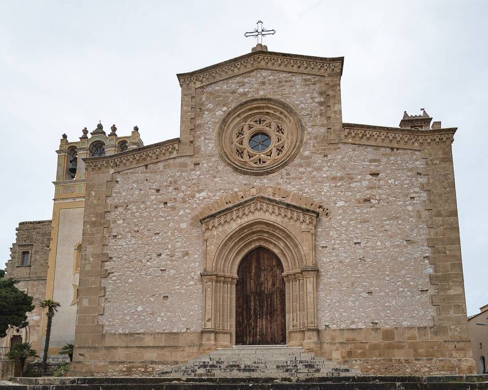 La facciata in pietra del Santuario di Maria Santissima di Custonaci, con il rosone
