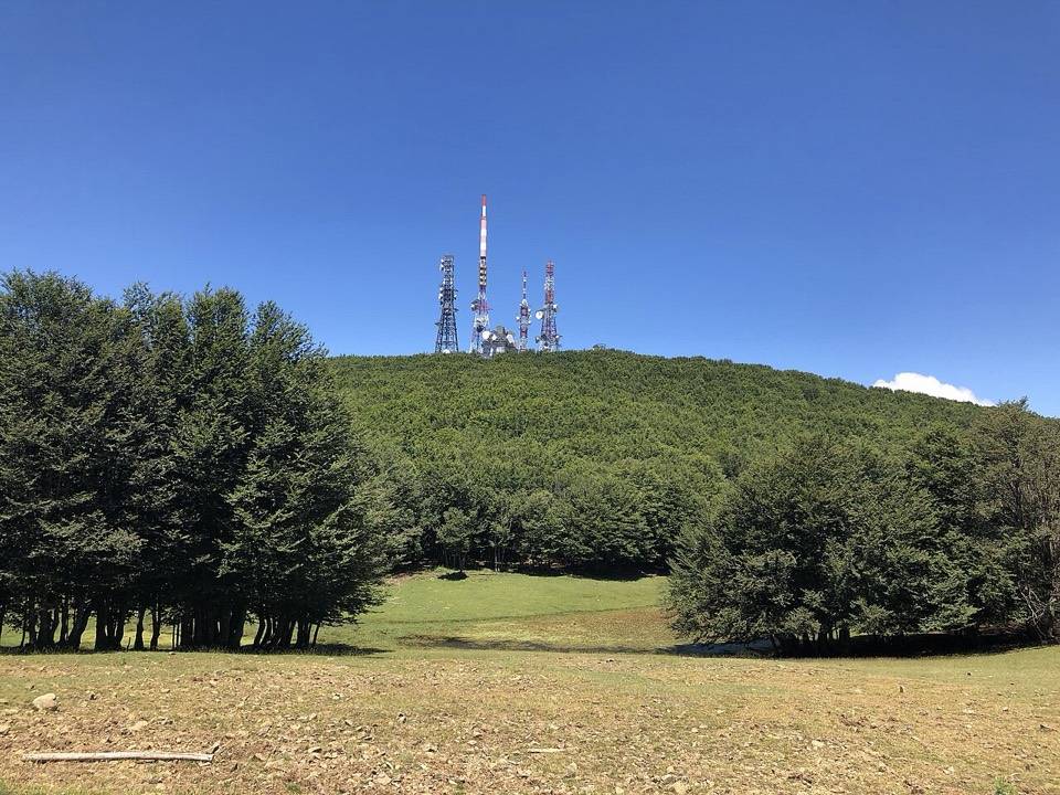 La radura sotto la cima del Monte Soro, con i ripetitori sopra il bosco