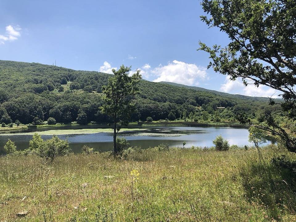 Il Lago Biviere con le antenne di Monte Soro sulla collina