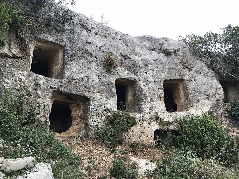 Le tombe a grotticella scavate nella roccia della necropoli di Filiporto