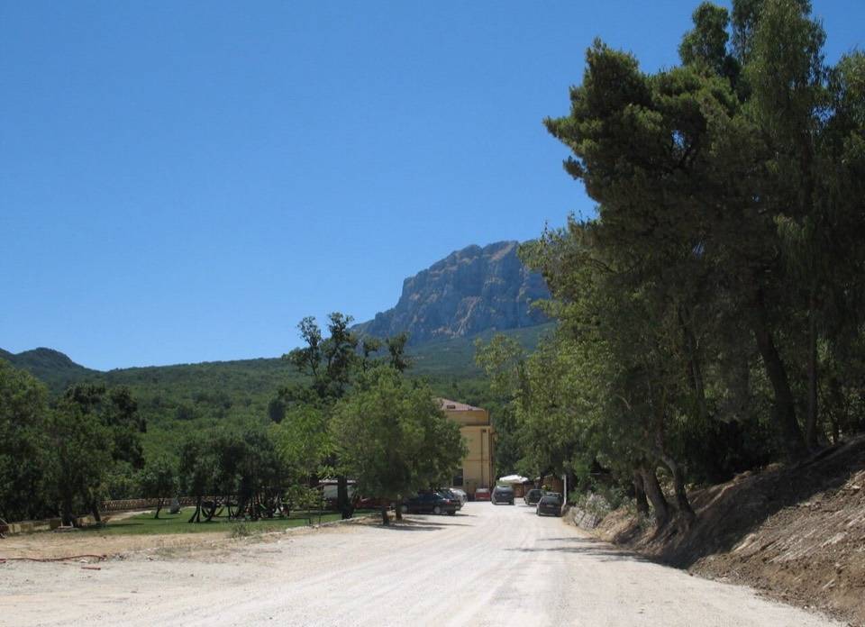 Lo sterrato presso la vecchia stazione di Ficuzza sotto la Rocca Busambra