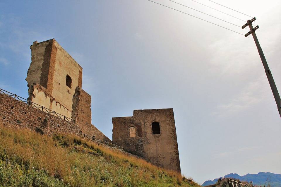 I resti del Castello dell'Emiro a Misilmeri, alla partenza della tappa