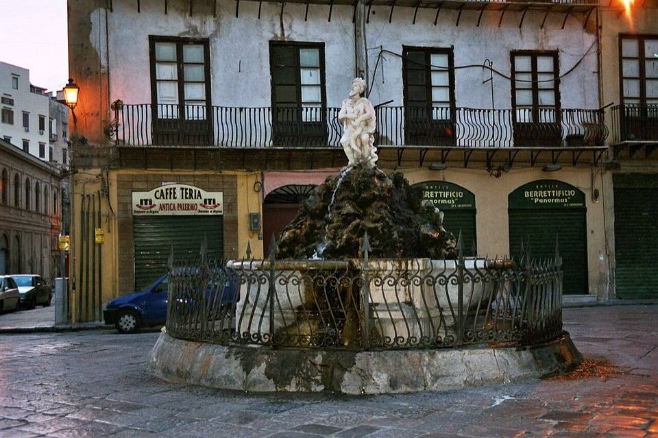 La fontana del Genio in piazza Rivoluzione, a Palermo