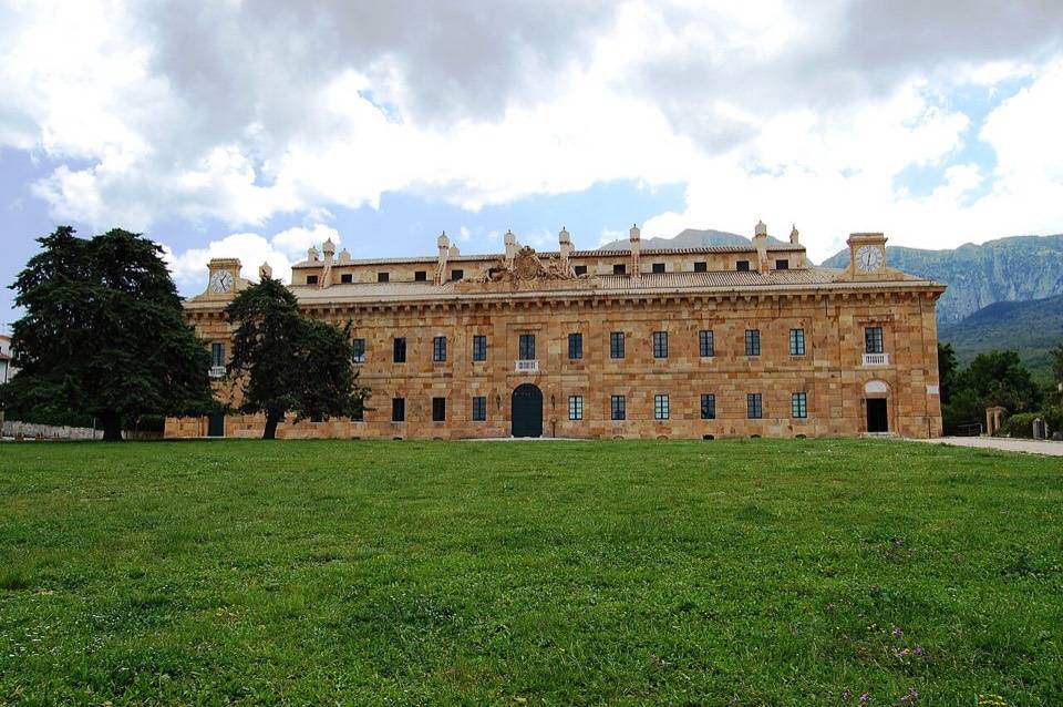 La Real Casina di caccia di Ficuzza, sotto la Rocca Busambra, all'arrivo della tappa