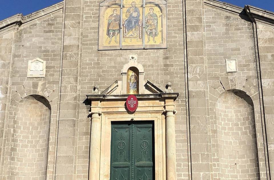 La facciata della cattedrale di San Demetrio a Piana degli Albanesi, con i mosaici