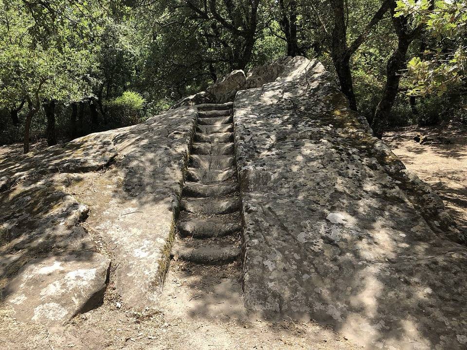 I gradini scavati nella roccia del Pulpito del Re, nel bosco di Ficuzza