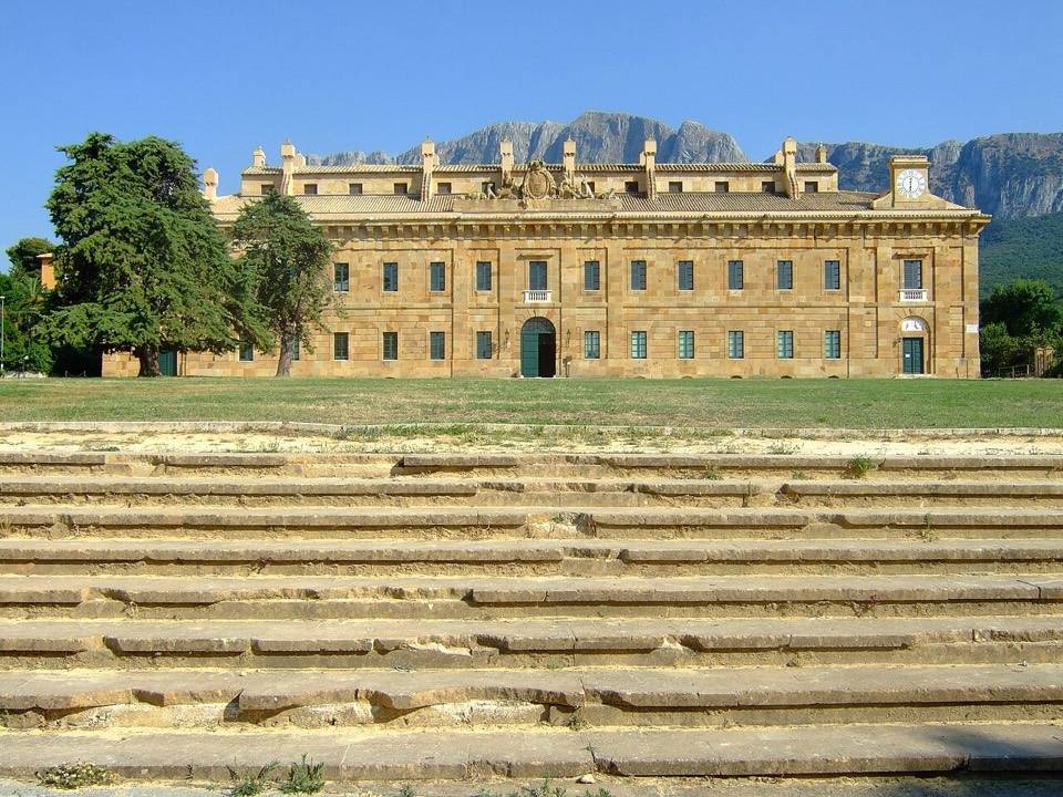 La Real Casina di caccia di Ficuzza con la Rocca Busambra alle spalle