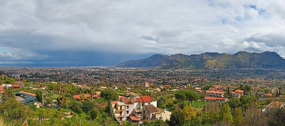 Palermo e la Conca d'Oro viste dall'alto di Monreale, con il mare e i monti sullo sfondo
