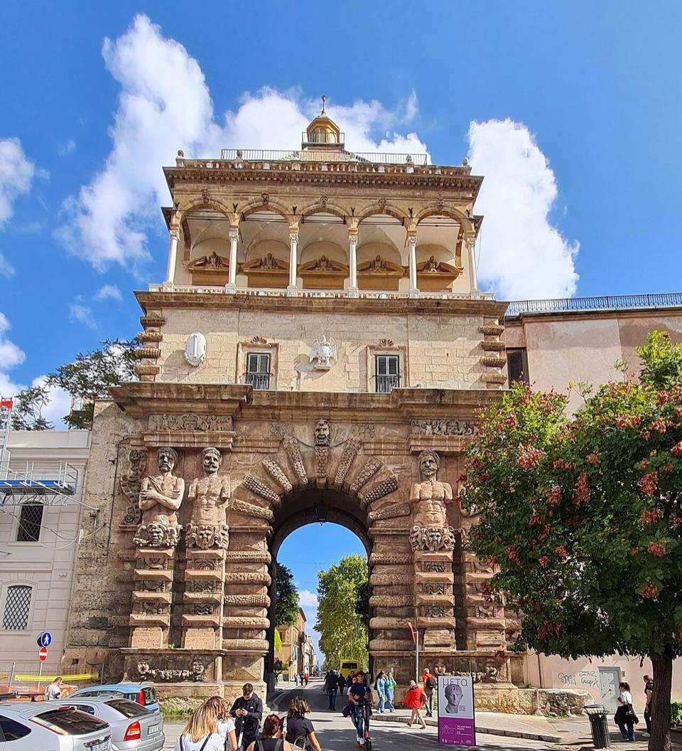 Porta Nuova a Palermo, la porta monumentale che la tappa attraversa entrando in città