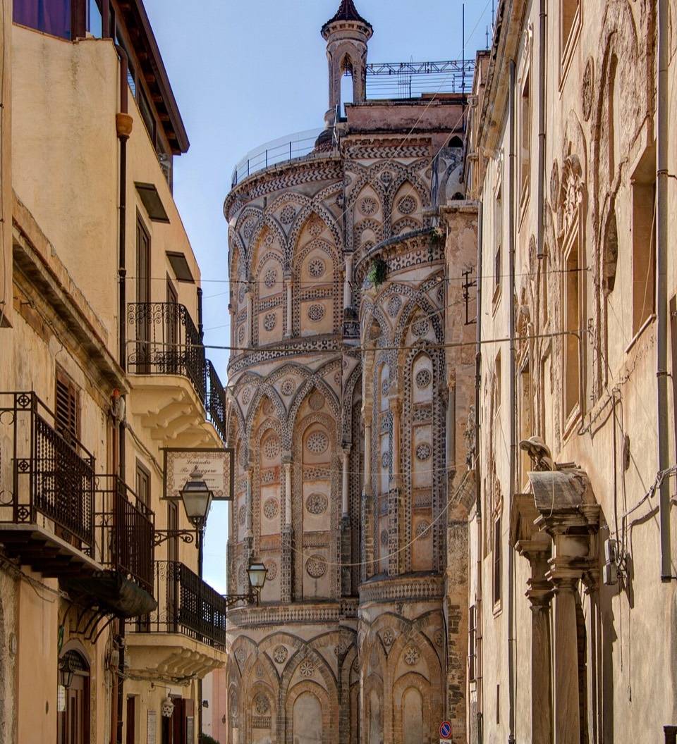 Le absidi del Duomo di Monreale viste da una via del centro, alla partenza della tappa
