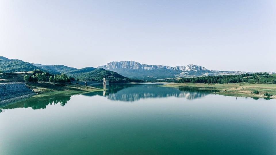 Il lago dello Scanzano con Rocca Busambra sullo sfondo