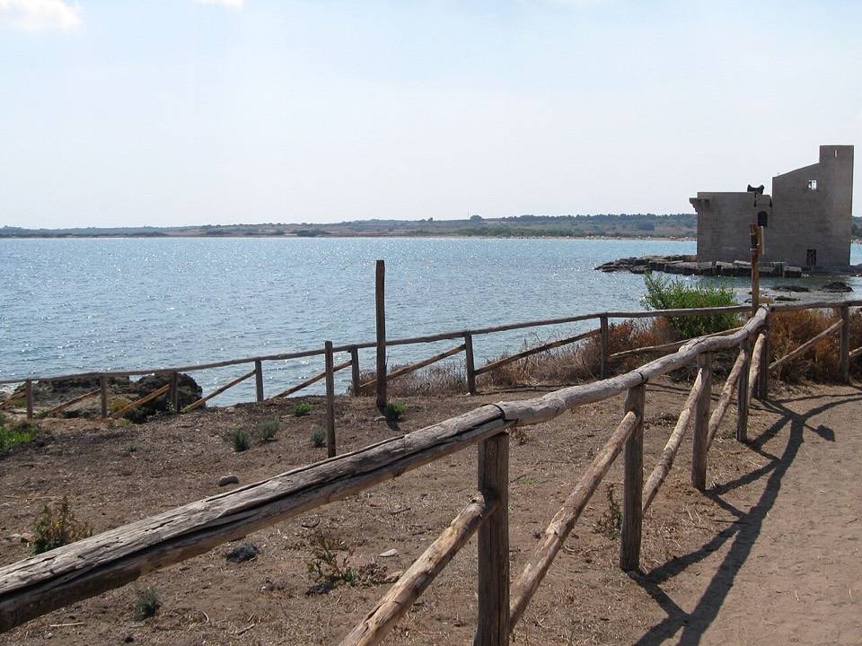Il sentiero con staccionata sulla riva del pantano, verso la torre di Vendicari
