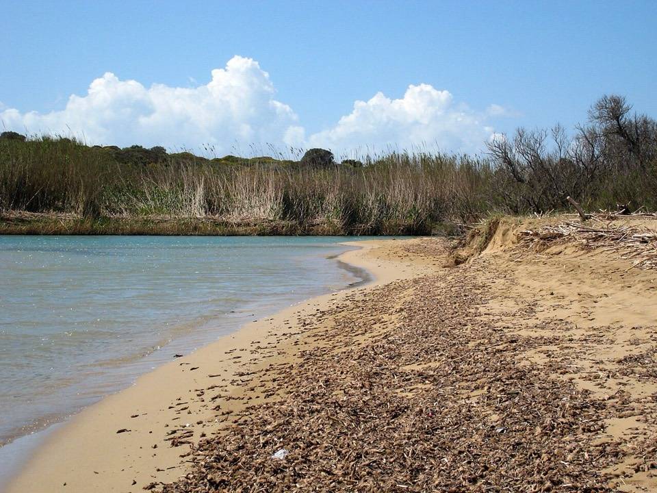 La foce del Tellaro sulla spiaggia di Eloro