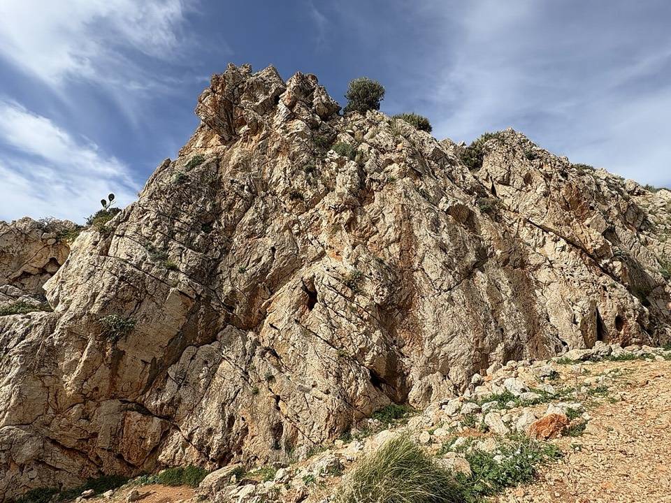 La parete rocciosa di Portella delle Vacche, fra San Vito e Macari