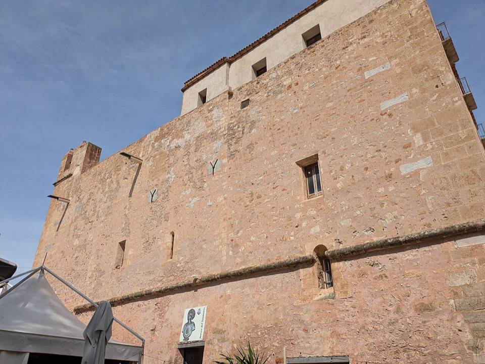 Le mura del santuario-fortezza di San Vito lo Capo, oggi sede del museo