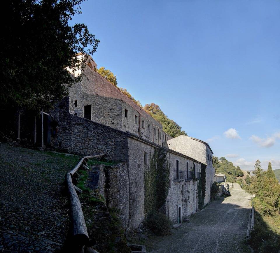 Gli edifici dell'eremo di Santa Rosalia alla Quisquina lungo la strada lastricata