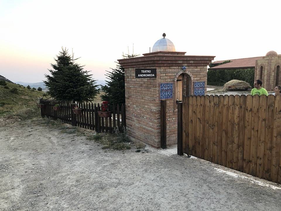 L'ingresso del Teatro Andromeda sui monti di Santo Stefano Quisquina