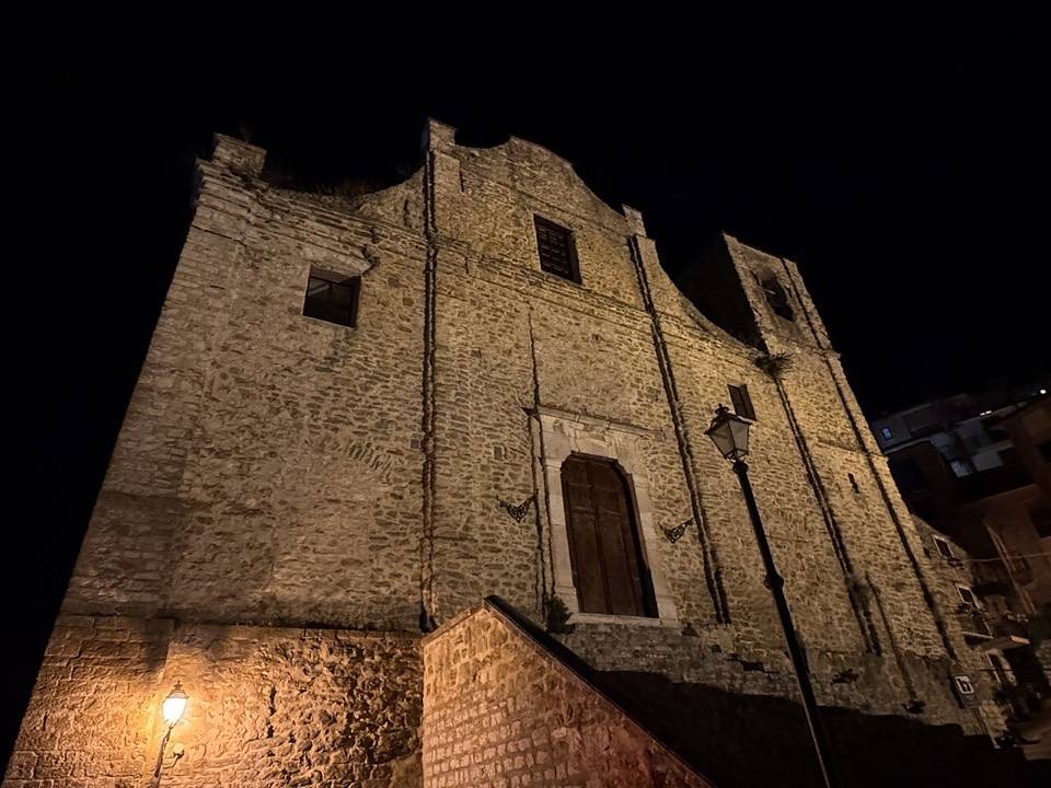 La facciata della chiesa di San Vito martire a Cammarata, illuminata di sera