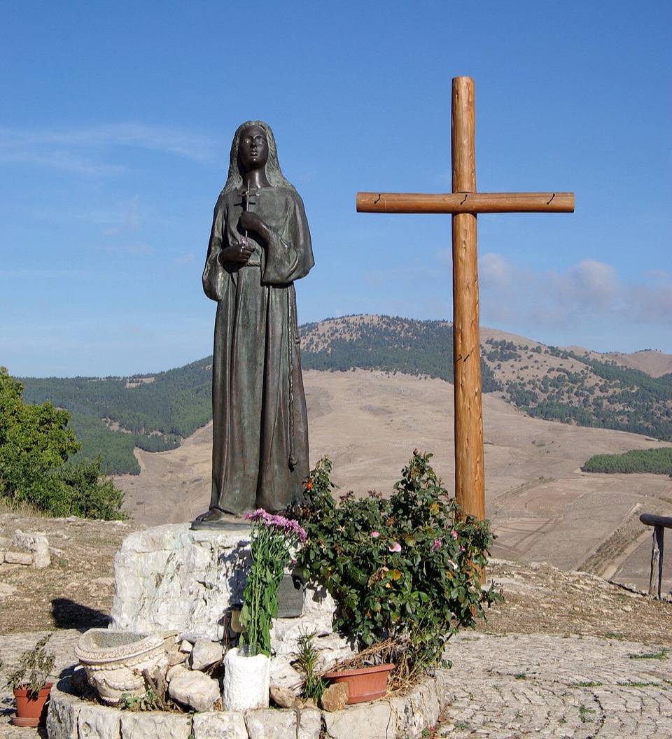 La statua di Santa Rosalia e la croce all'eremo della Quisquina, con i monti sullo sfondo