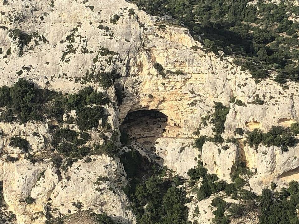 La Grotta dei Briganti, apertura nella parete di calcare fra la macchia