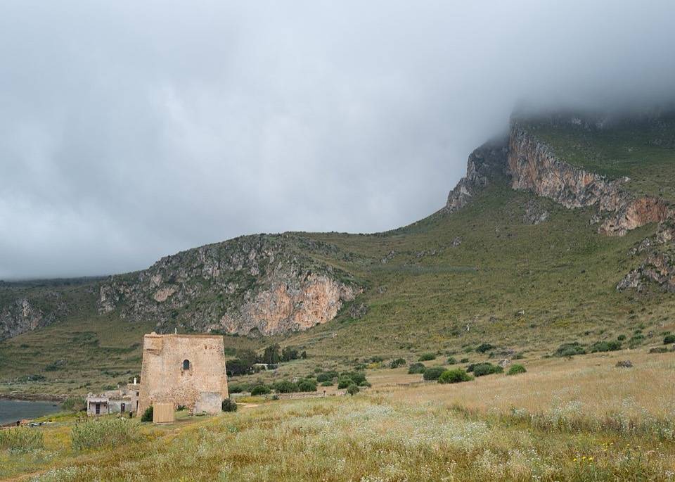 La torre della tonnara di Cofano fra i prati, sotto le pareti di Monte Cofano