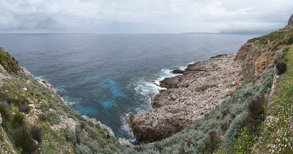 La costa frastagliata della riserva vista dall'alto, con l'acqua chiara nelle cale