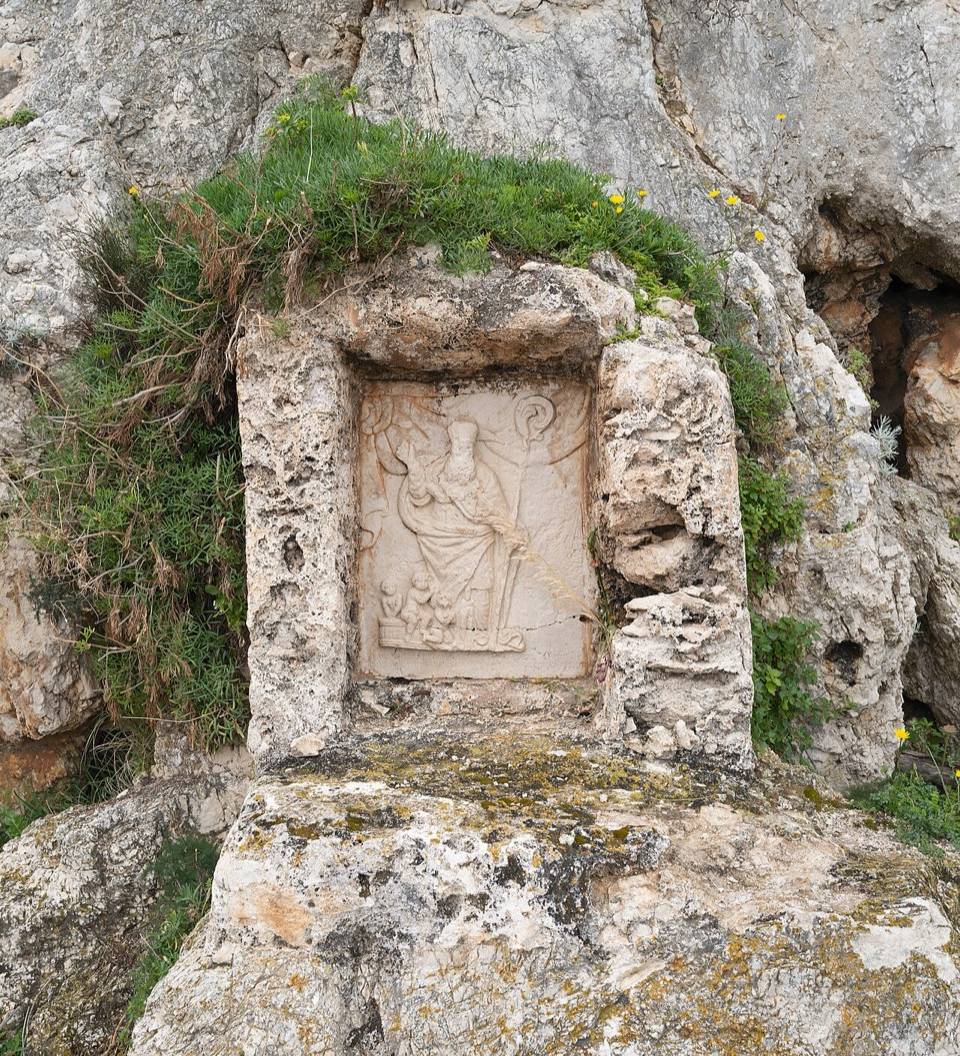 L'edicola di San Nicola scavata nella roccia, lungo il sentiero della riserva