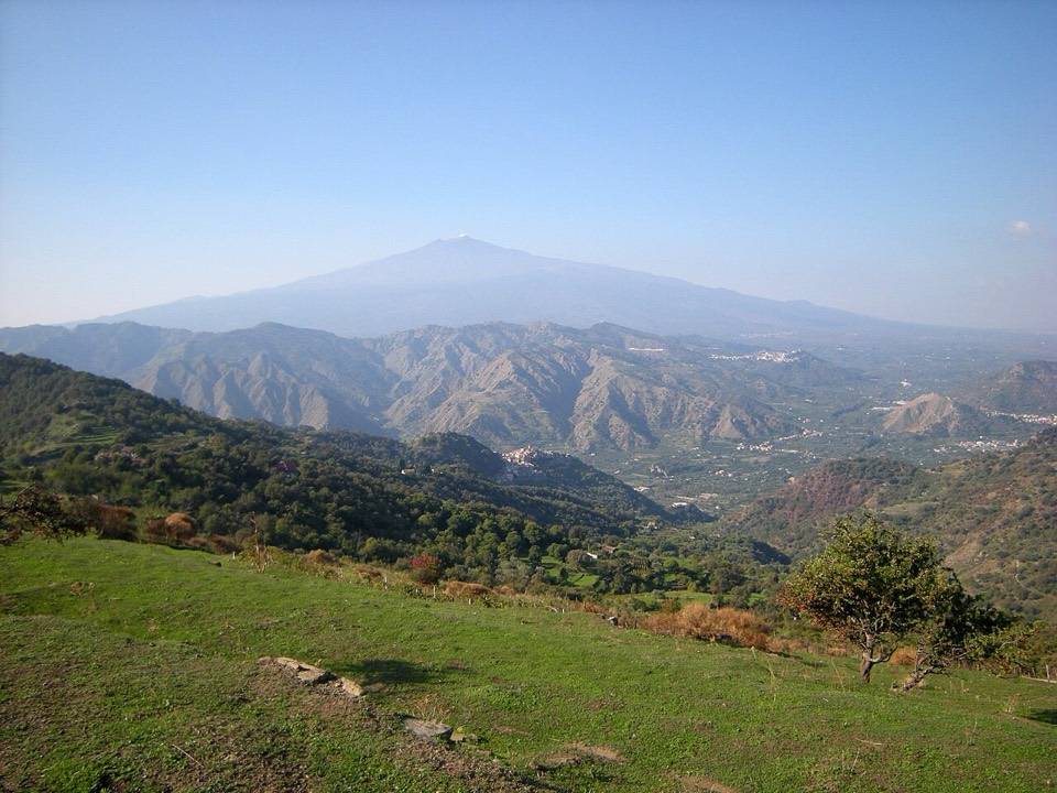 L'Etna e le valli dei Peloritani visti dai prati lungo la salita a Montagna Grande