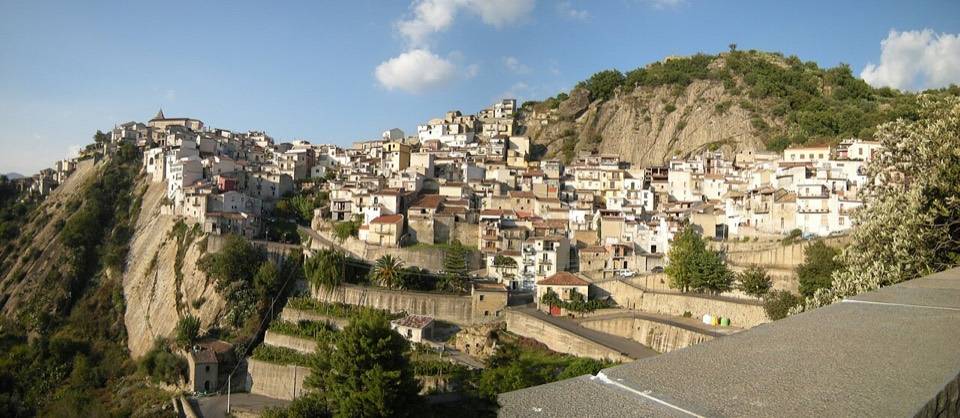 Il paese di Motta Camastra aggrappato alla rupe, punto di partenza dell'itinerario