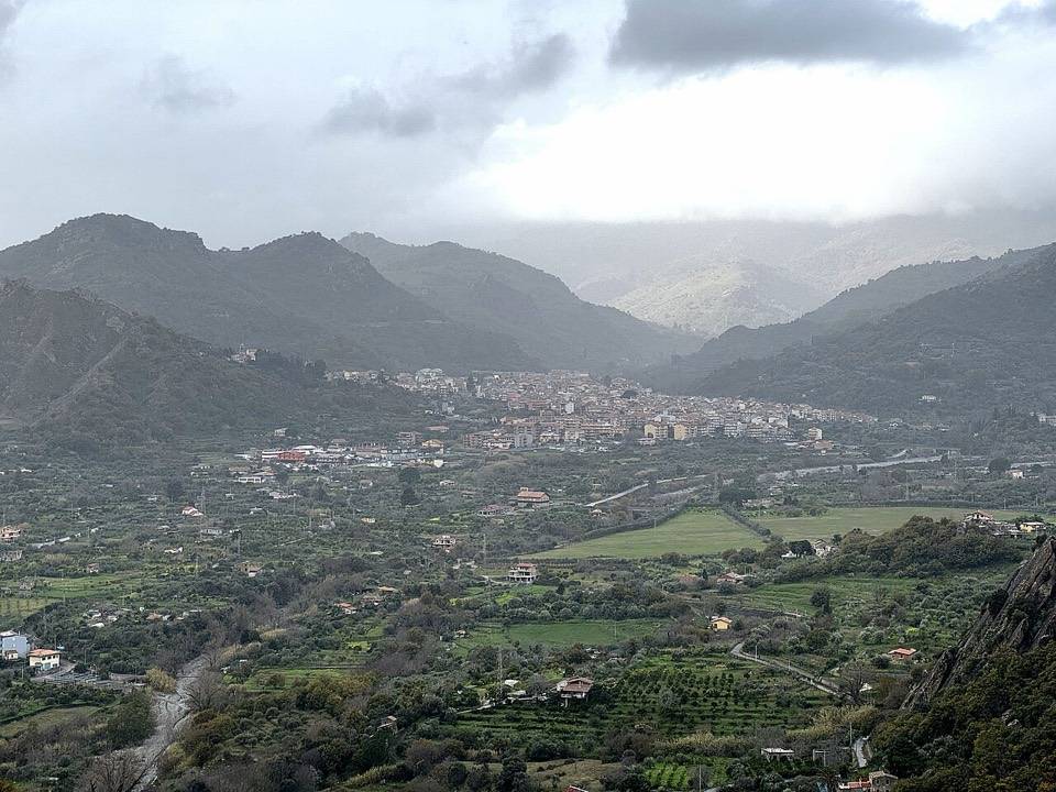 La valle dell'Alcantara e Francavilla di Sicilia viste dai dintorni di Motta Camastra