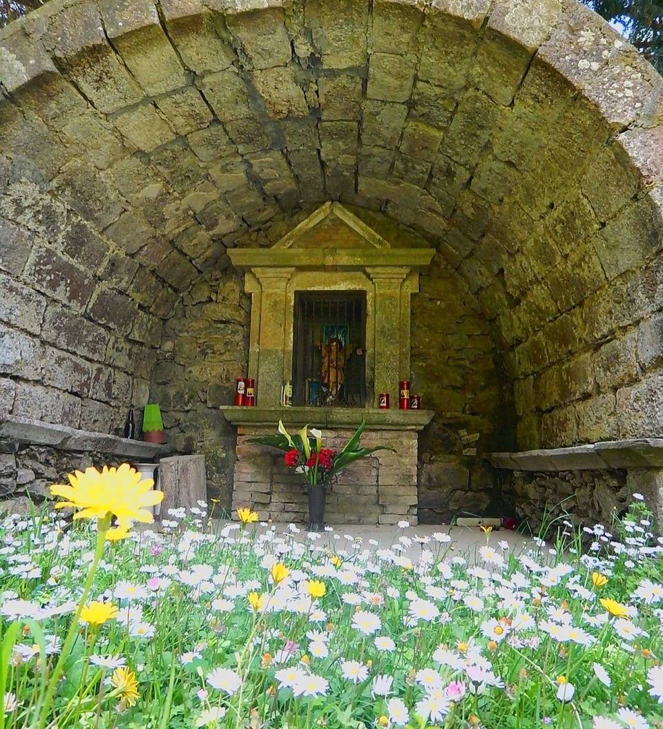 L'edicola dell'Angelo custode sul monte Tre Fontane, fra i fiori