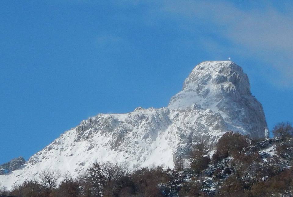 La Rocca Salvatesta innevata vista da Fondachelli Fantina