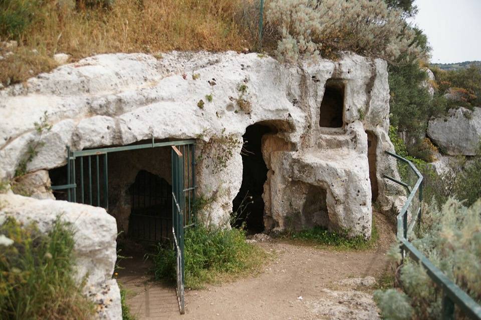 Il sentiero con ringhiera che porta all'oratorio rupestre di San Micidario