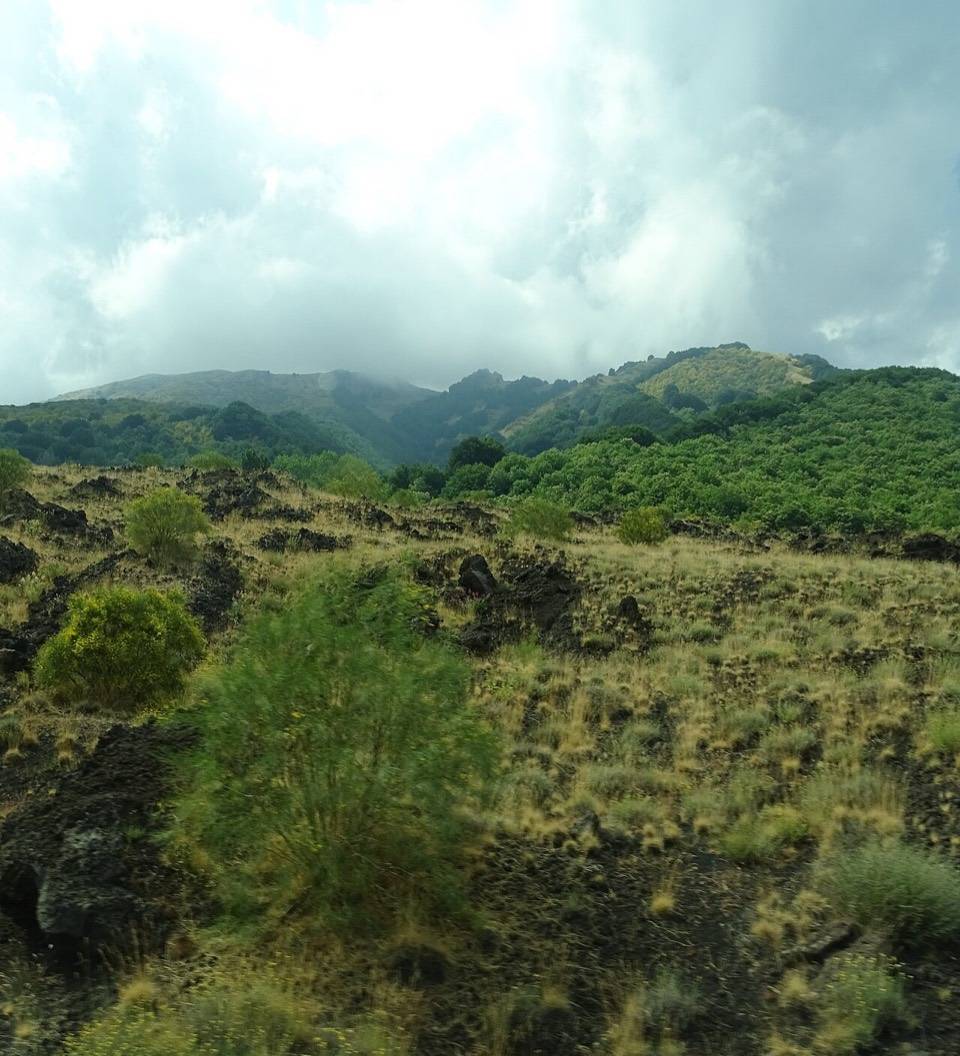 Pendii di lava e macchia sotto le nuvole, sul versante orientale dell'Etna