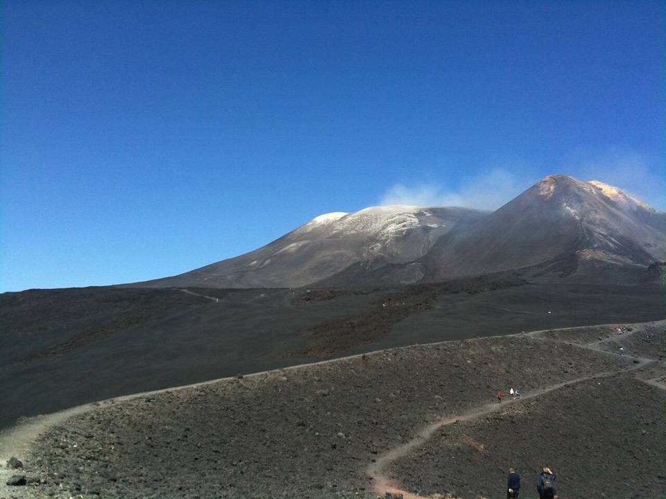 La pista che sale verso i crateri sommitali dalla zona della Torre del Filosofo