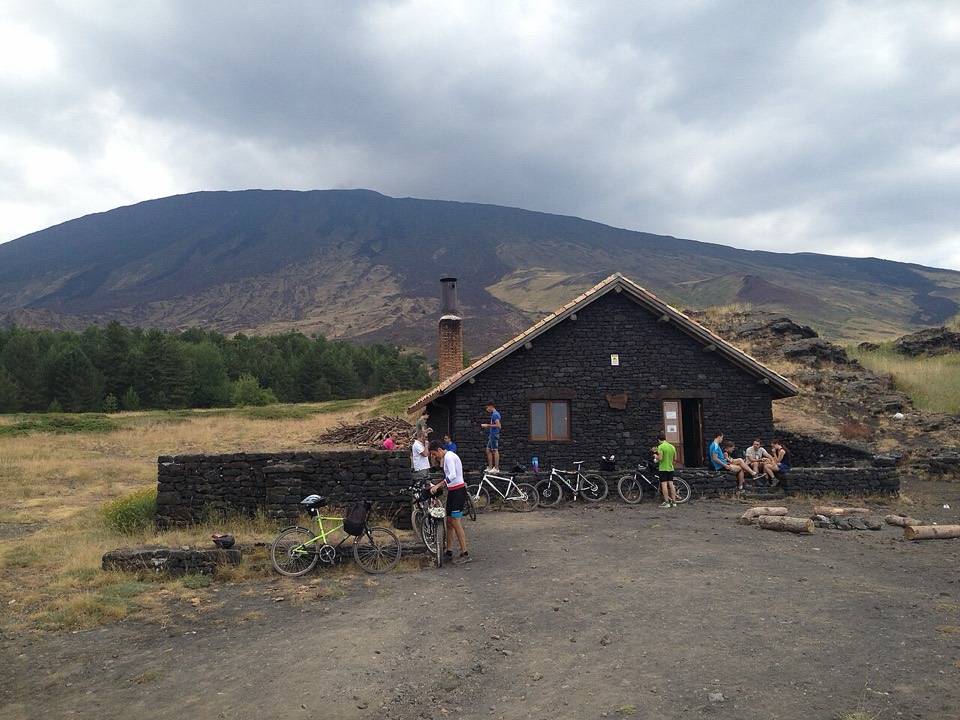 Il Rifugio Galvarina, a 1878 metri, con la sommità dell'Etna alle spalle