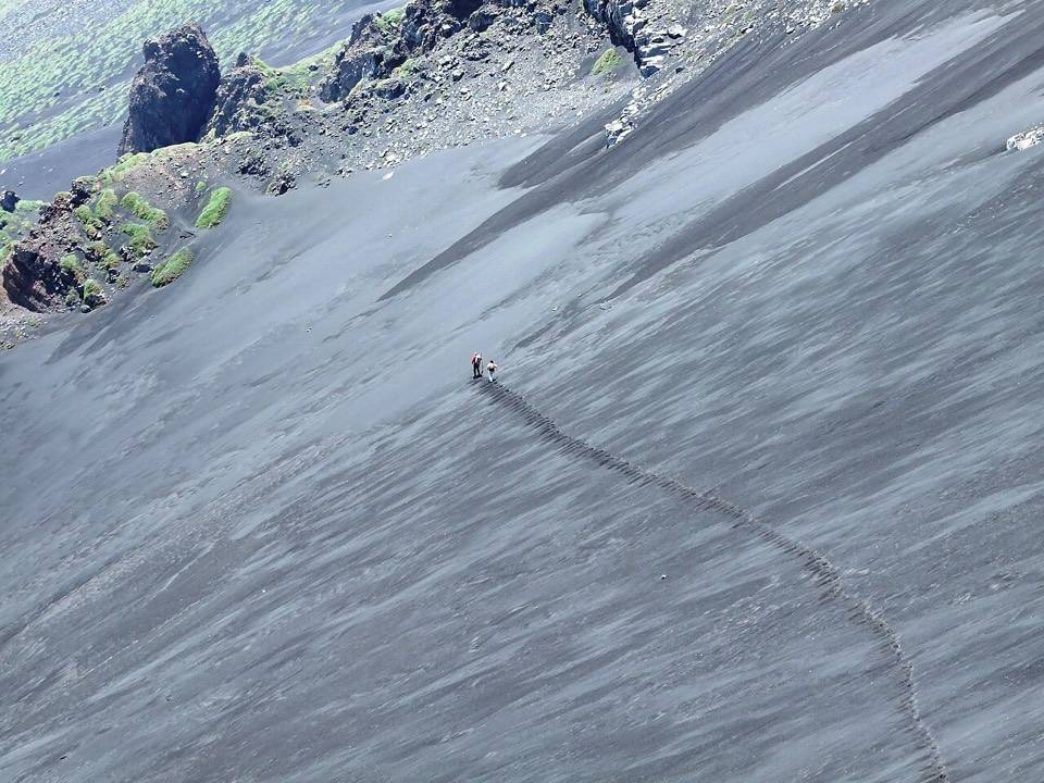 La traccia che scende a zig-zag sul ripido pendio di sabbia vulcanica verso la Valle del Bove