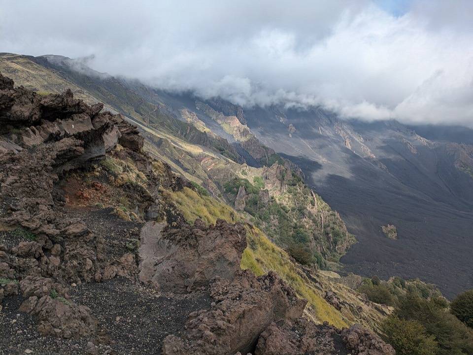 La Valle del Bove vista dal bordo roccioso della Schiena dell'Asino