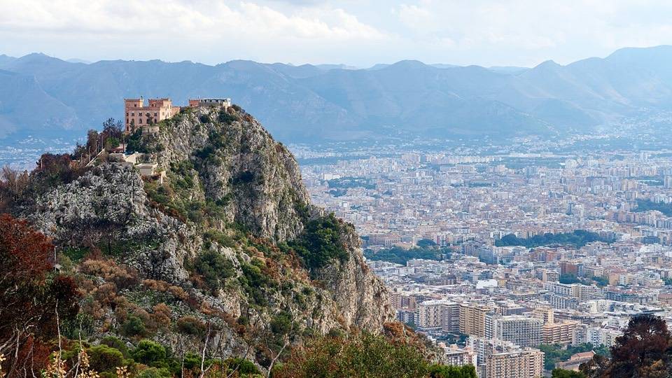 Castello Utveggio sul costone di Monte Pellegrino, con Palermo sotto