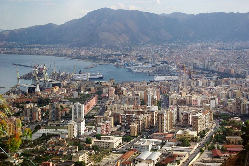 Palermo e il porto visti dalle pendici di Monte Pellegrino