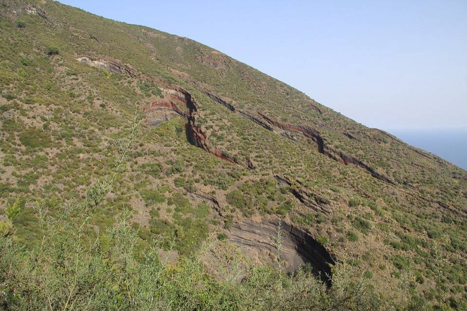 I fianchi di Monte Fossa delle Felci con gli strati di tefra affioranti