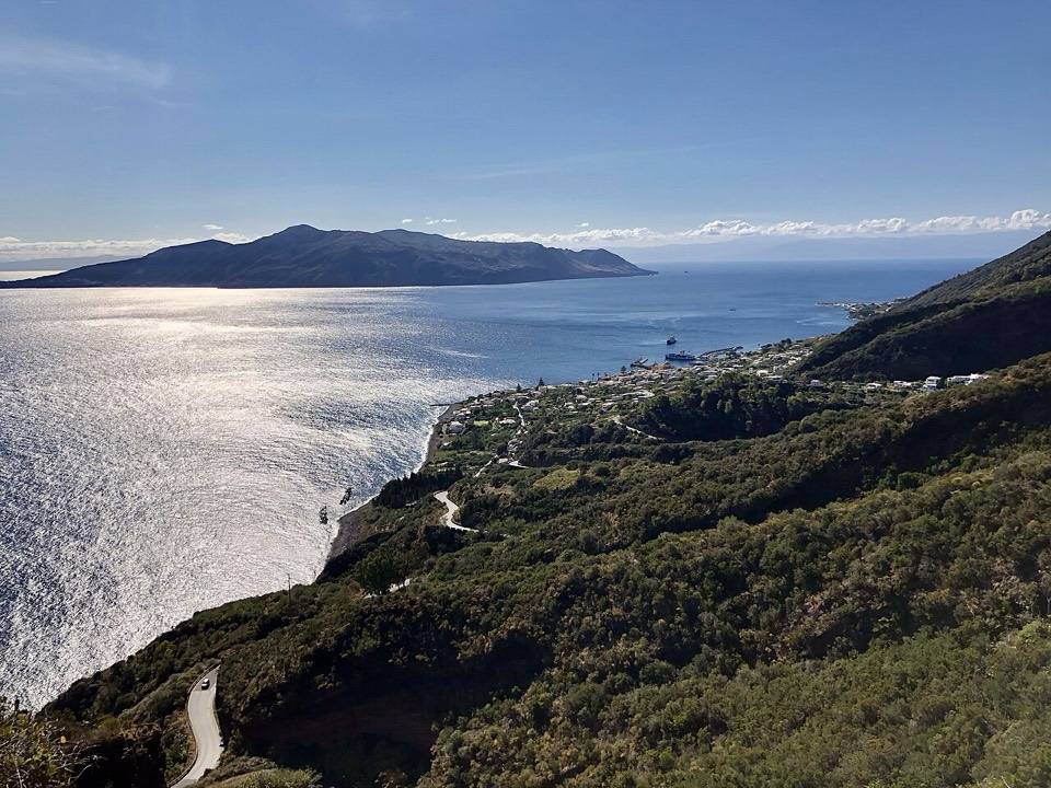 La costa di Santa Marina Salina e Lipari viste dall'alto, dal villaggio di Portella